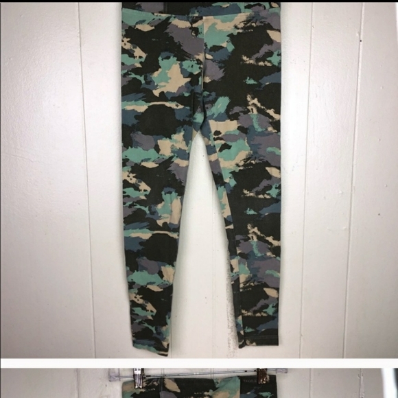 🎫FREE with purchase Aritzia talula camo leggings - Picture 2 of 8